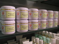 Die eigene Kosmetiklinie der Apotheke zum goldenen L�wen zeichnet sich durch nat�rliche Inhaltsstoffe aus